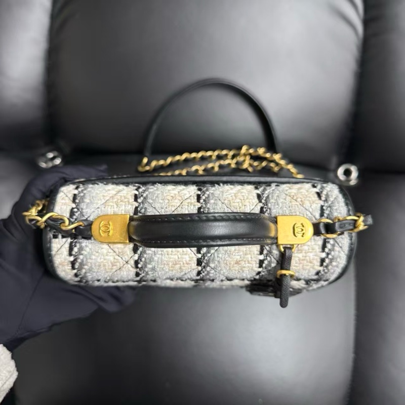 ✨Chanel 黑白金扣小郵差 男女背都超好看的一個小包-9