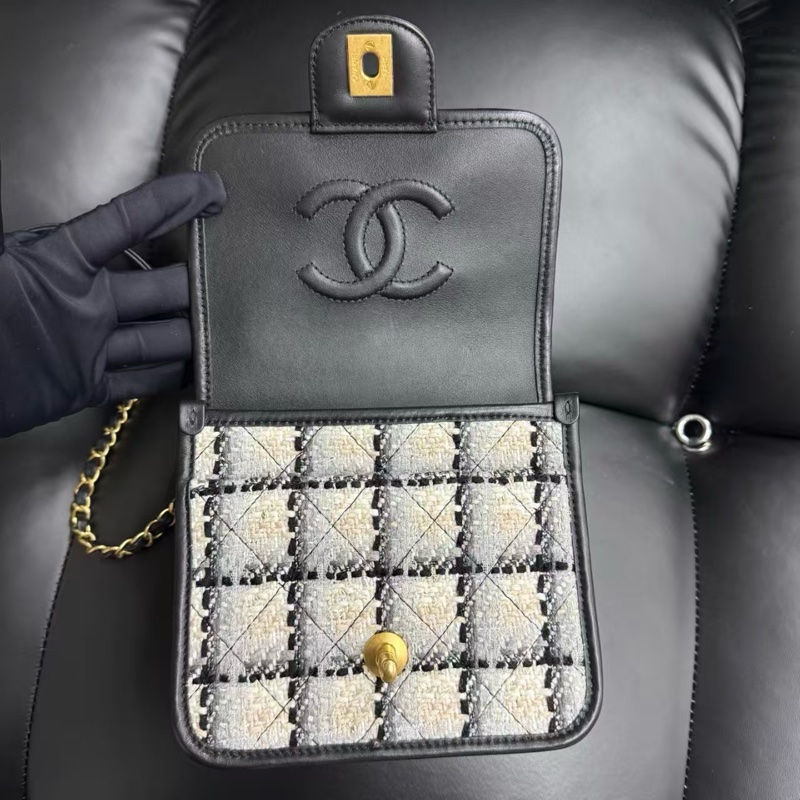 ✨Chanel 黑白金扣小郵差 男女背都超好看的一個小包-14