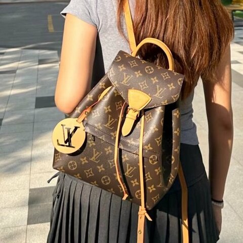 Louis Vuitton - MONTSOURIS 原花磁扣翻蓋束口後背包