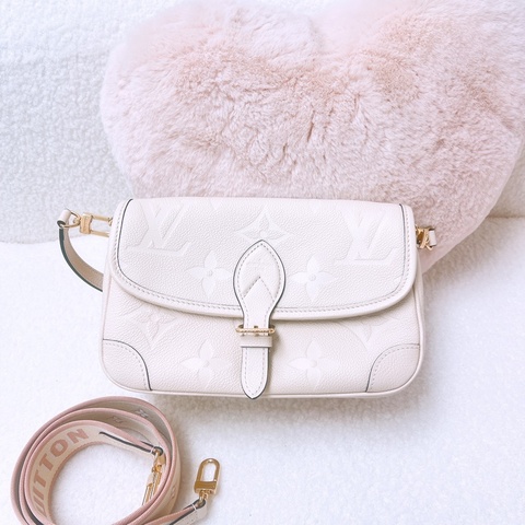 Lv diane 白色老花 法棍包