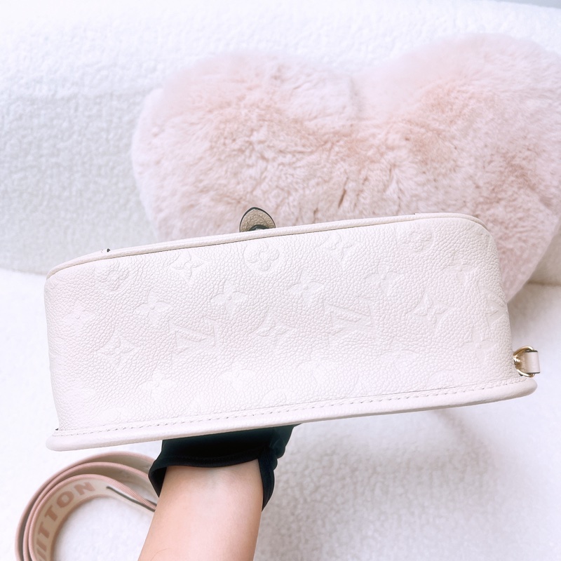 Lv diane 白色老花 法棍包-2