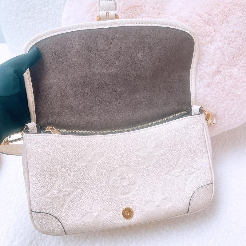 Lv diane 白色老花 法棍包-11