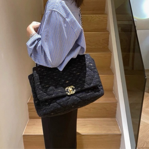 Chanel19bag maxi 斜紋軟呢編織材質 很輕盈的大包 上身超酷 尺寸：25×36 附件：身份卡，說明書 鐳射30開