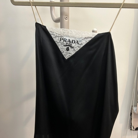 PRADA 蕾絲拼接真絲背心｜黑色｜百搭短版吊帶款