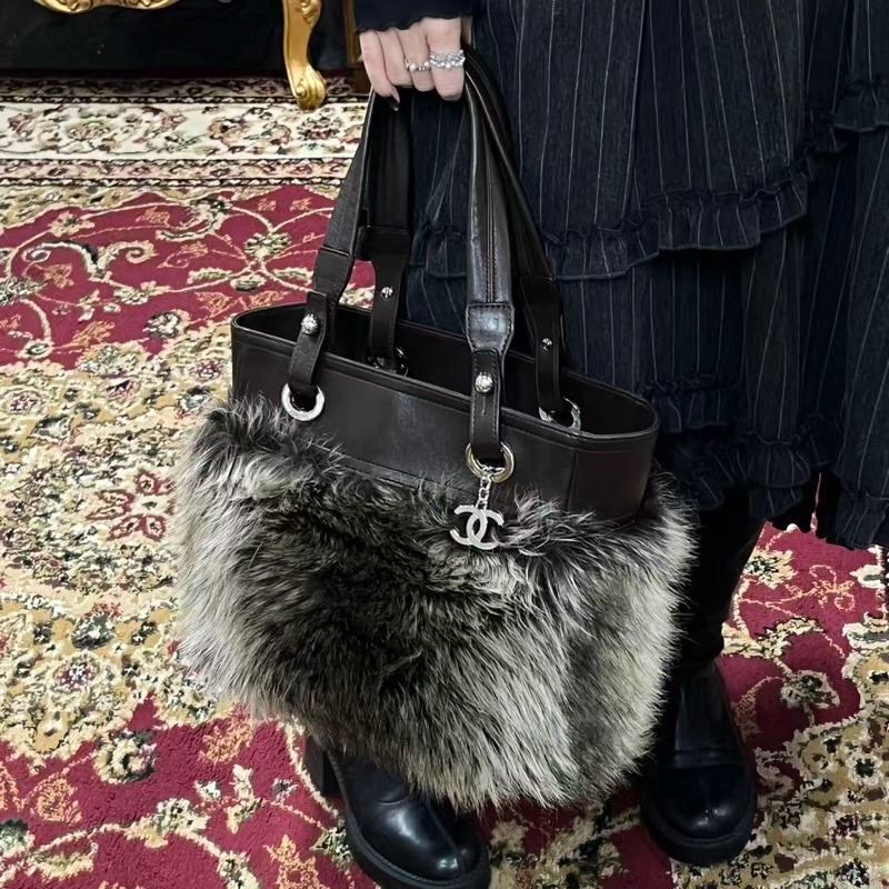「JL精品代購」香奈兒秋冬毛毛巧克力色皮草拼皮手提單肩托特包-1