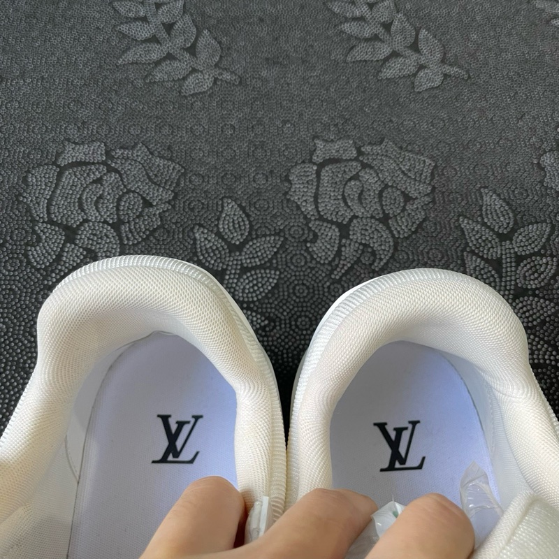 01339 lv trainer純白41.5碼無盒,成色充新輕微磨損。-7