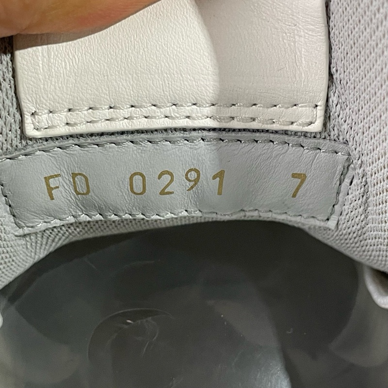 01837 lv trainer白水泥41碼 成色新磨損小。-5