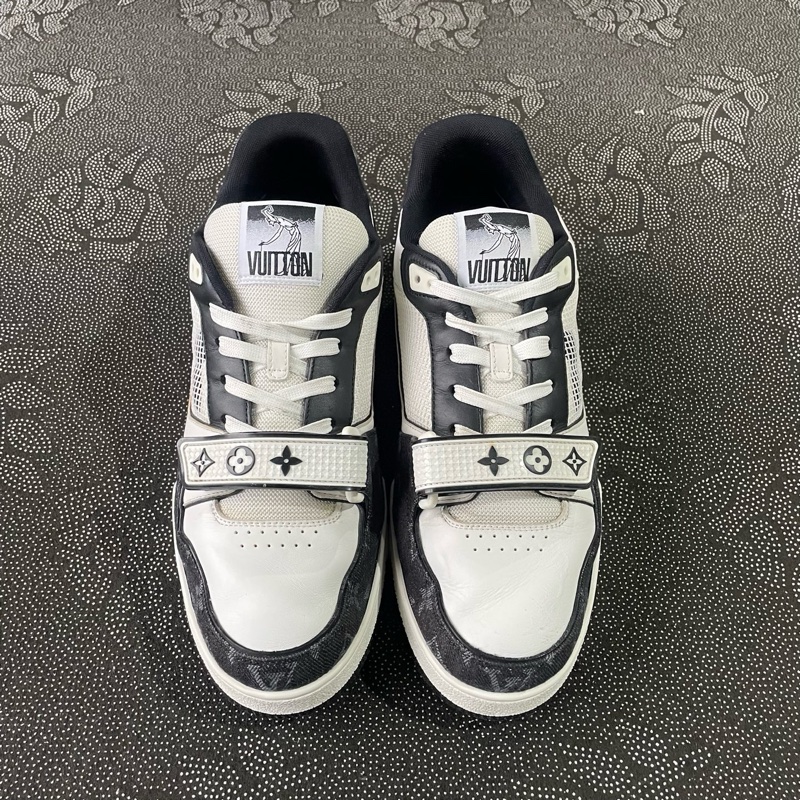 01860 lv trainer黑白魔術貼42碼無盒,成色不错-0