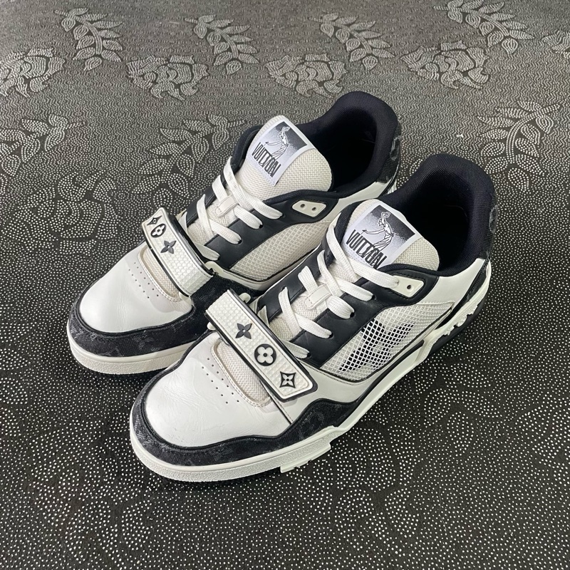 01860 lv trainer黑白魔術貼42碼無盒,成色不错-1