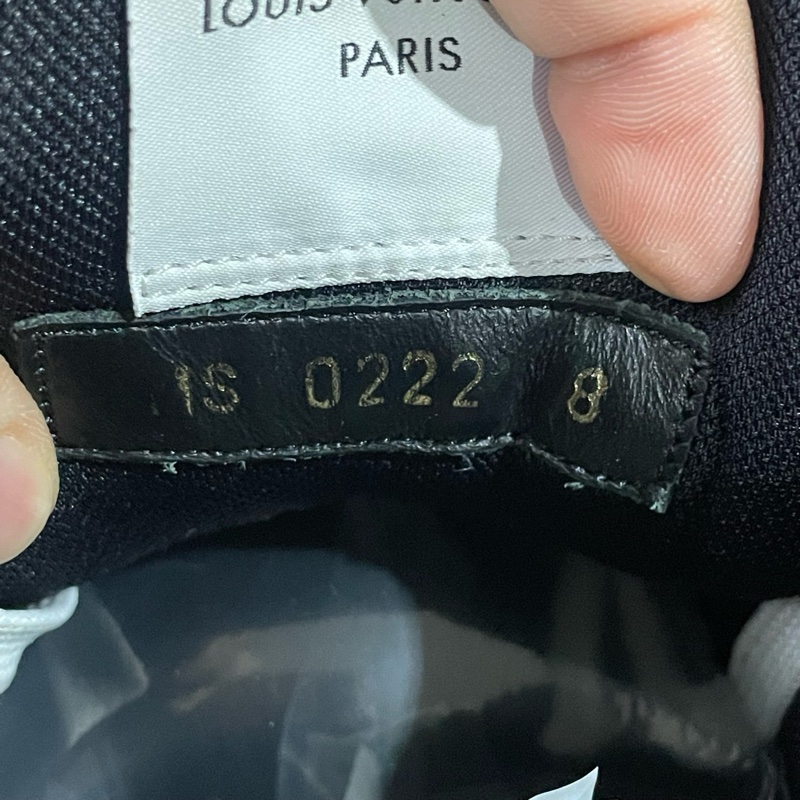 01860 lv trainer黑白魔術貼42碼無盒,成色不错-4