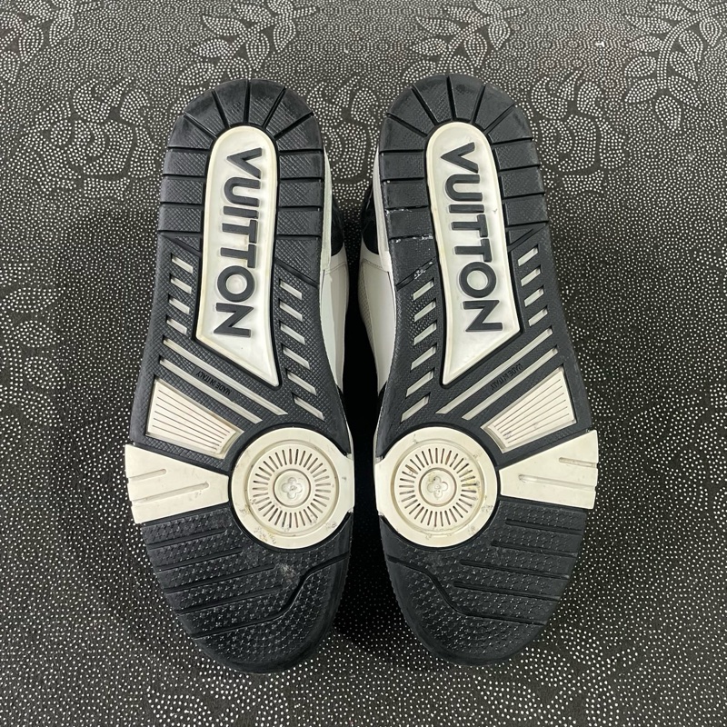 01860 lv trainer黑白魔術貼42碼無盒,成色不错-7