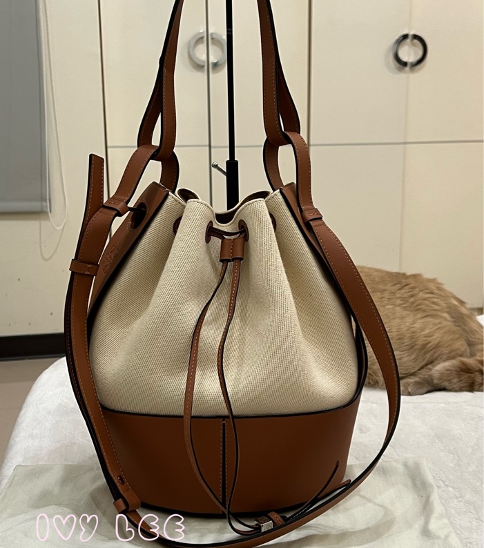 LOEWE 羅威 BALLOON 烙印LOGO帆布拼接小牛皮抽繩束口 斜背包 手提包 水桶包 咖啡 米色 正品 二手精品-0