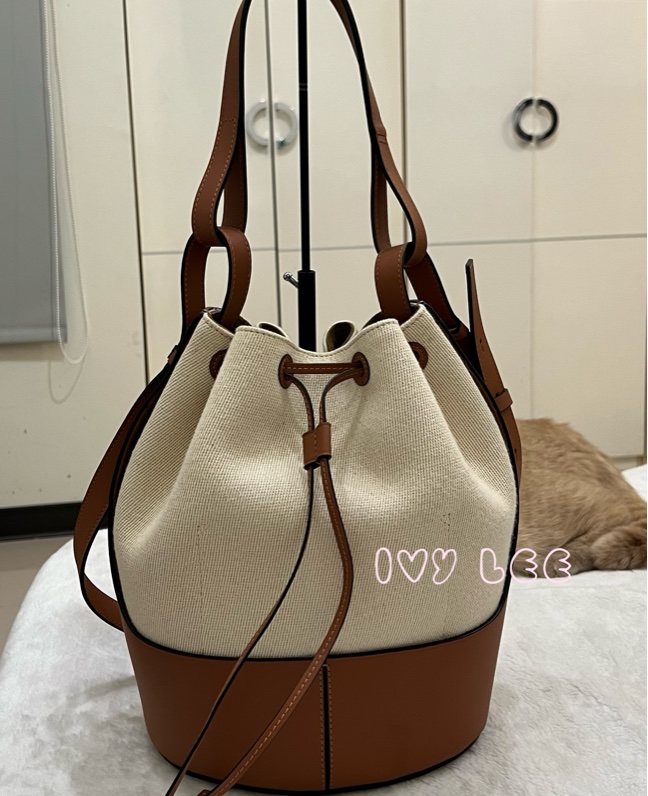 LOEWE 羅威 BALLOON 烙印LOGO帆布拼接小牛皮抽繩束口 斜背包 手提包 水桶包 咖啡 米色 正品 二手精品-1