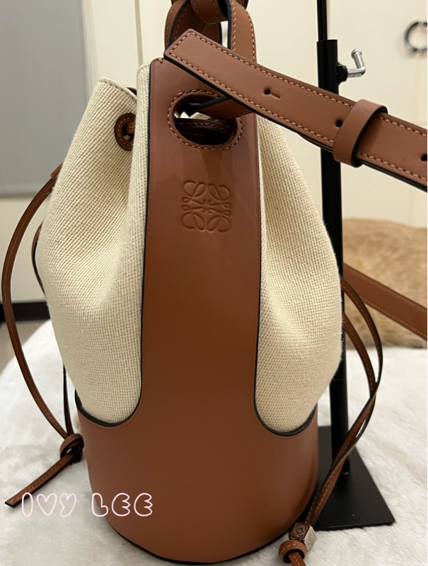 LOEWE 羅威 BALLOON 烙印LOGO帆布拼接小牛皮抽繩束口 斜背包 手提包 水桶包 咖啡 米色 正品 二手精品-2