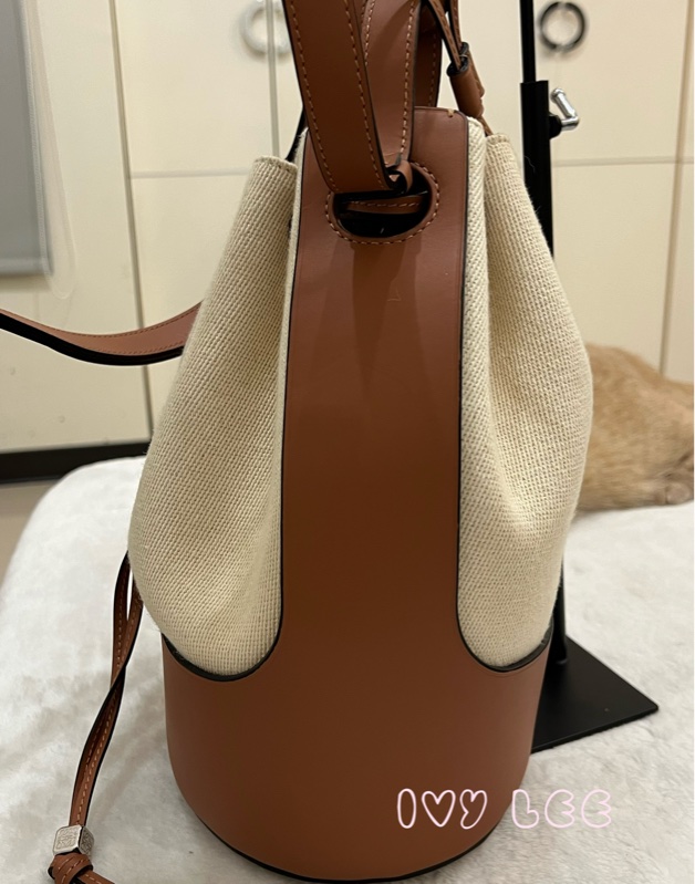 LOEWE 羅威 BALLOON 烙印LOGO帆布拼接小牛皮抽繩束口 斜背包 手提包 水桶包 咖啡 米色 正品 二手精品-3