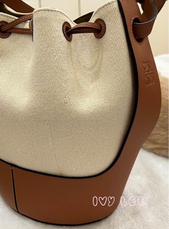 LOEWE 羅威 BALLOON 烙印LOGO帆布拼接小牛皮抽繩束口 斜背包 手提包 水桶包 咖啡 米色 正品 二手精品-24