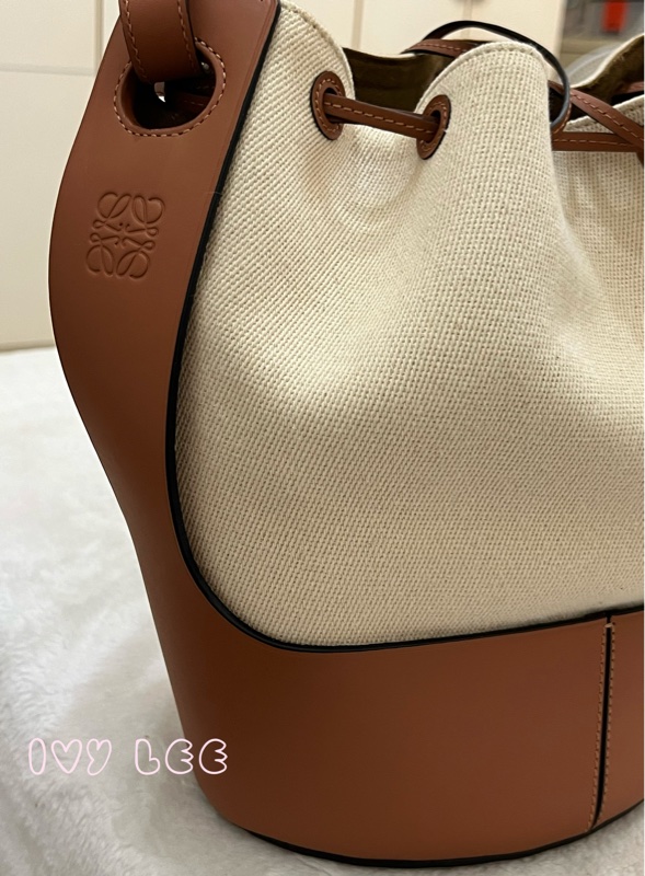 LOEWE 羅威 BALLOON 烙印LOGO帆布拼接小牛皮抽繩束口 斜背包 手提包 水桶包 咖啡 米色 正品 二手精品-25
