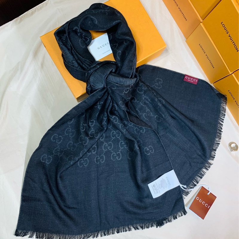 ‼️全台最甜 全新未用 Gucci 古馳 黑灰老花滿版雙色羊毛圍巾 披肩-3