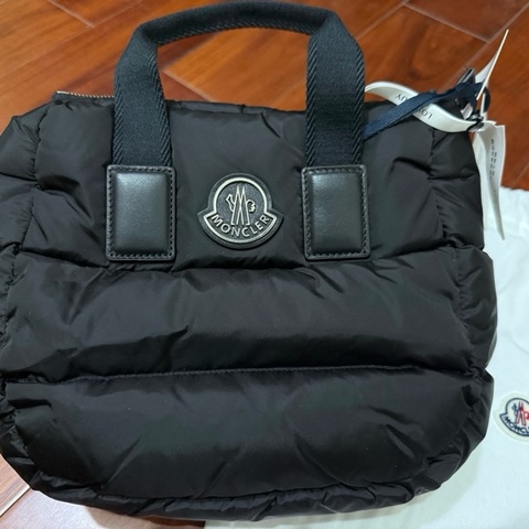 -MONCLER-CARADOC-橡膠黑標澎澎款可側背手提托特包，全新未使用，送人自用超推薦