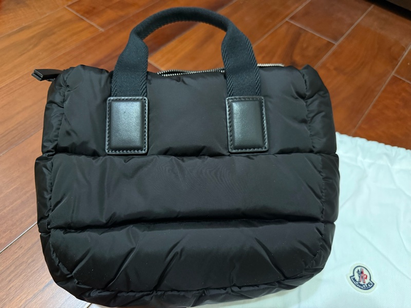 -MONCLER-CARADOC-橡膠黑標澎澎款可側背手提托特包，全新未使用，送人自用超推薦-3