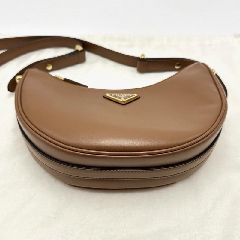 PRADA 干邑色金扣肩背腋下月亮包 22.5*18.5*6 98新配件塵袋-2