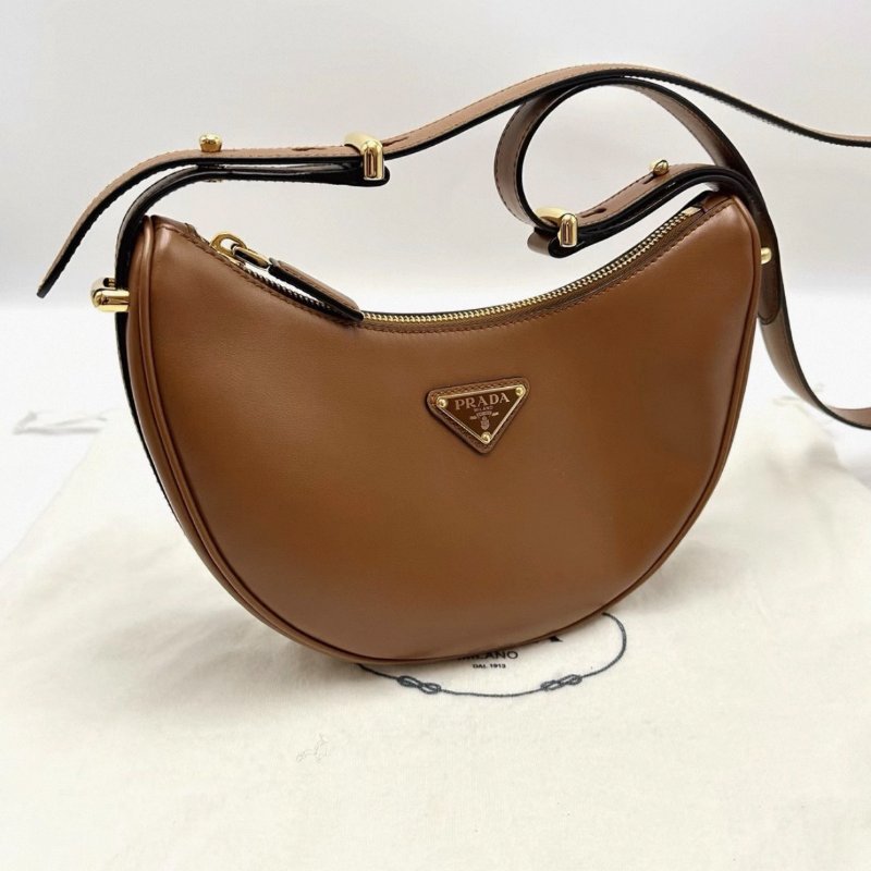 PRADA 干邑色金扣肩背腋下月亮包 22.5*18.5*6 98新配件塵袋-4