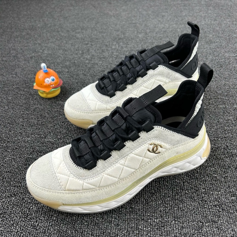 款式：Chanel香奈兒雙C氣墊運動鞋 尺碼：36.5 詳情：整體成色不錯 下地次數不多 經典菱格紋鞋面搭配雙C 很有質感 氣墊腳感舒適輕盈 HB3644-0