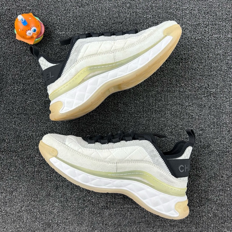 款式：Chanel香奈兒雙C氣墊運動鞋 尺碼：36.5 詳情：整體成色不錯 下地次數不多 經典菱格紋鞋面搭配雙C 很有質感 氣墊腳感舒適輕盈 HB3644-1