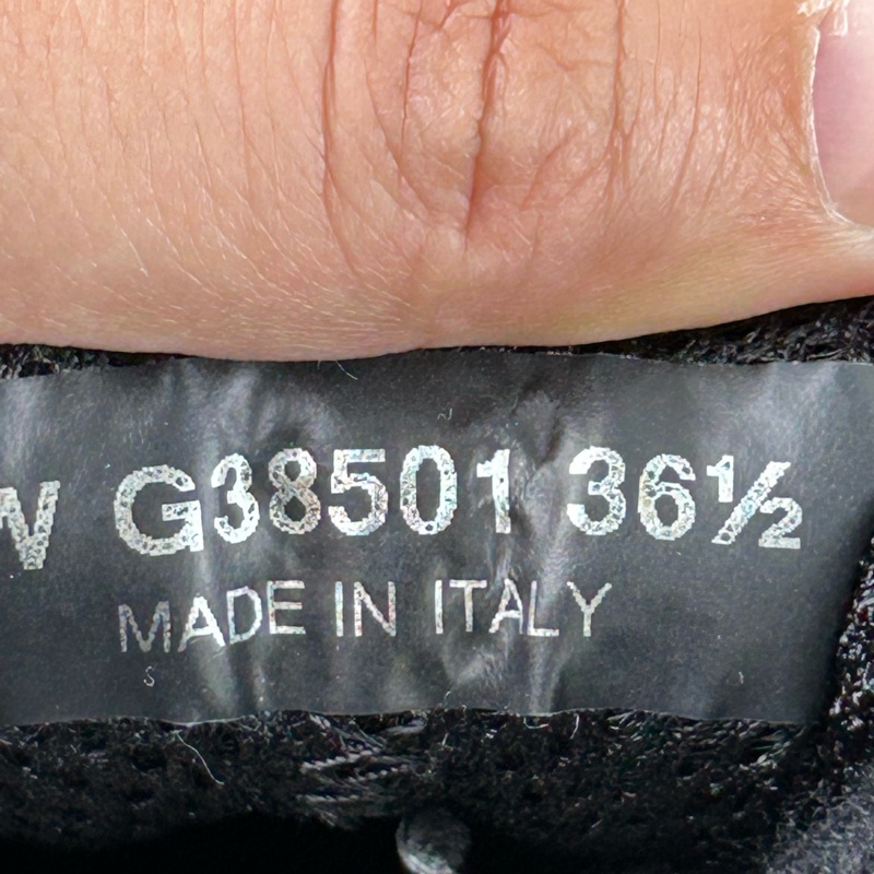 款式：Chanel香奈兒雙C氣墊運動鞋 尺碼：36.5 詳情：整體成色不錯 下地次數不多 經典菱格紋鞋面搭配雙C 很有質感 氣墊腳感舒適輕盈 HB3644-5