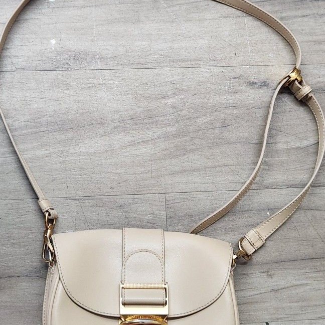 CHRLES & KEITH CK馬蹄型側背包-5