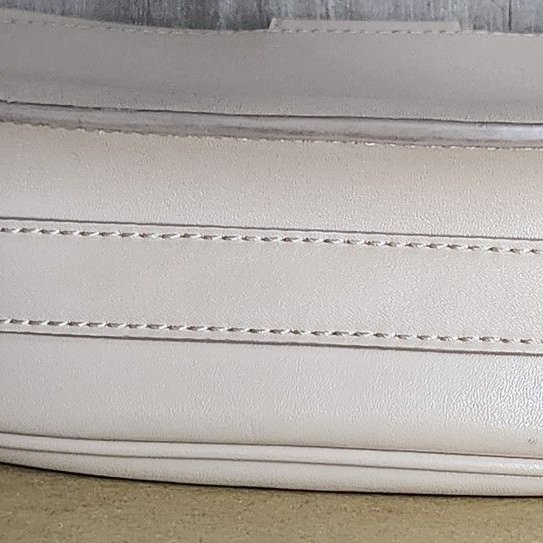 CHRLES & KEITH CK馬蹄型側背包-7