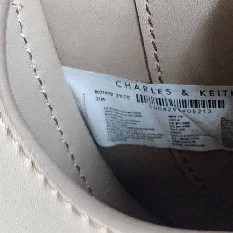 CHRLES & KEITH CK馬蹄型側背包-8