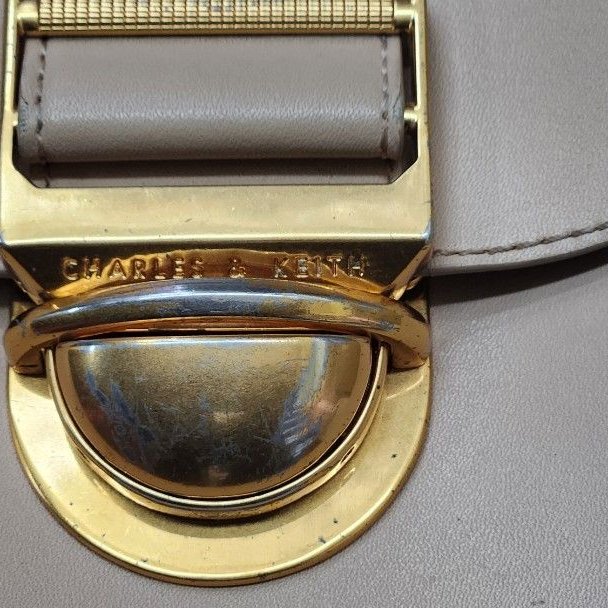 CHRLES & KEITH CK馬蹄型側背包-9