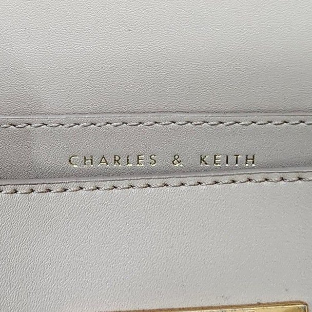 CHRLES & KEITH CK馬蹄型側背包-11