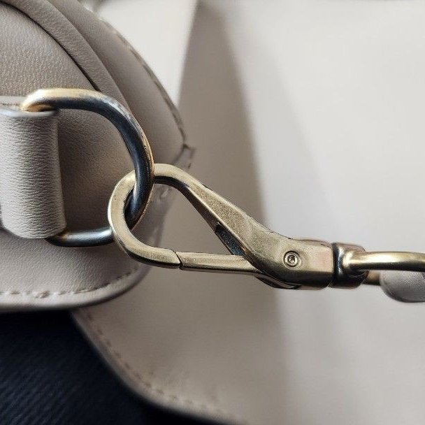 CHRLES & KEITH CK馬蹄型側背包-13