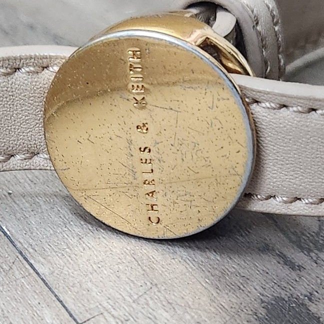 CHRLES & KEITH CK馬蹄型側背包-18