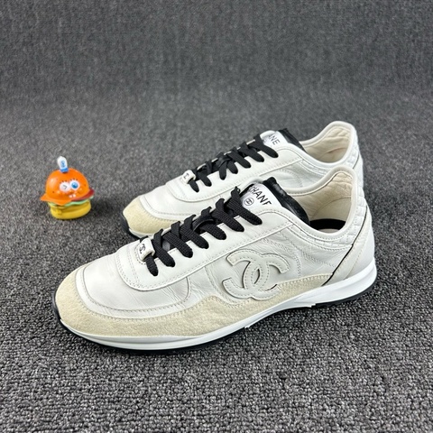 款式:Chanel香奈兒25P白色德訓鞋  尺碼:38.5 詳情:整體成色不錯 下地次數不多 白色拼
