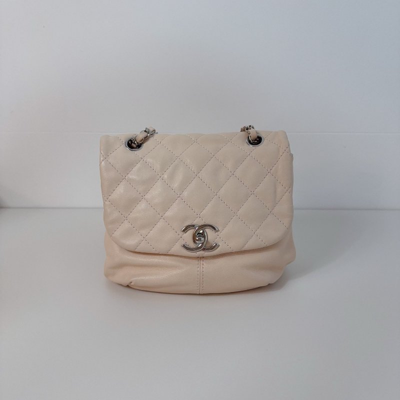 Chanel香奈兒 粉紅色小元寶翻蓋包 17開有卡-1