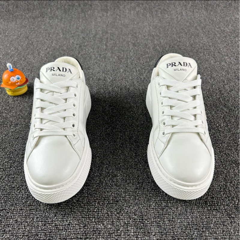 款式：Prada普拉達小白鞋 尺碼：35.5 詳情：整體成色不錯 下地次數不多 白色真皮材質 三角l-0
