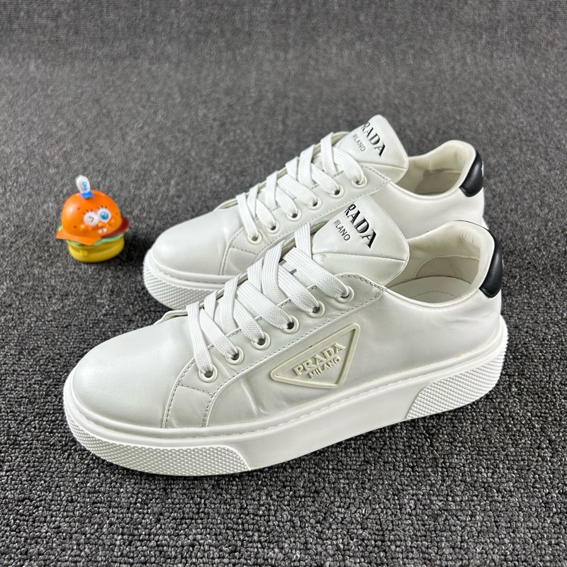 款式：Prada普拉達小白鞋 尺碼：35.5 詳情：整體成色不錯 下地次數不多 白色真皮材質 三角l-1