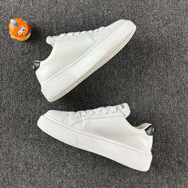 款式：Prada普拉達小白鞋 尺碼：35.5 詳情：整體成色不錯 下地次數不多 白色真皮材質 三角l-3