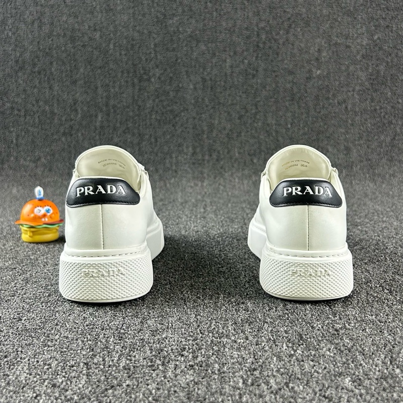 款式：Prada普拉達小白鞋 尺碼：35.5 詳情：整體成色不錯 下地次數不多 白色真皮材質 三角l-5