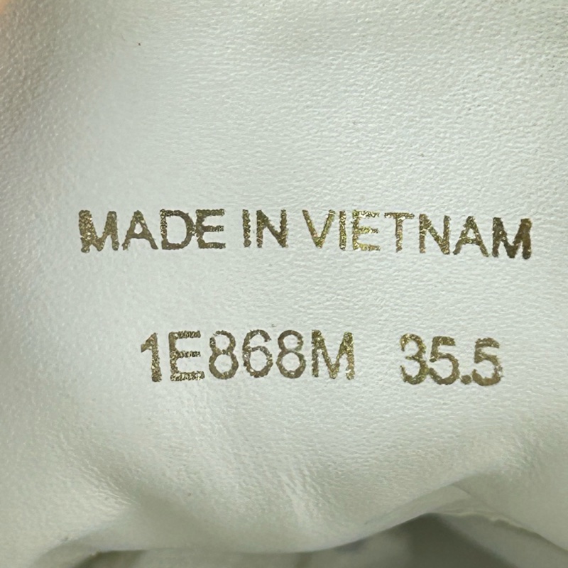 款式：Prada普拉達小白鞋 尺碼：35.5 詳情：整體成色不錯 下地次數不多 白色真皮材質 三角l-7