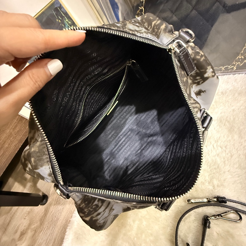 99新✨專櫃款七萬Prada經典黑色尼龍 藝術系列 防磨防潑水 超輕的降落傘布 斜背包 keep all、speedy、波士頓-10