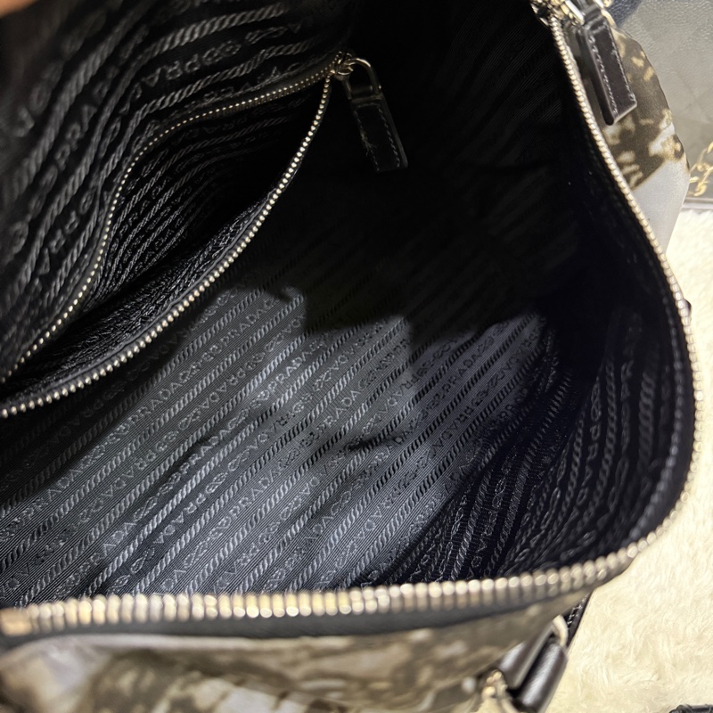 99新✨專櫃款七萬Prada經典黑色尼龍 藝術系列 防磨防潑水 超輕的降落傘布 斜背包 keep all、speedy、波士頓-11