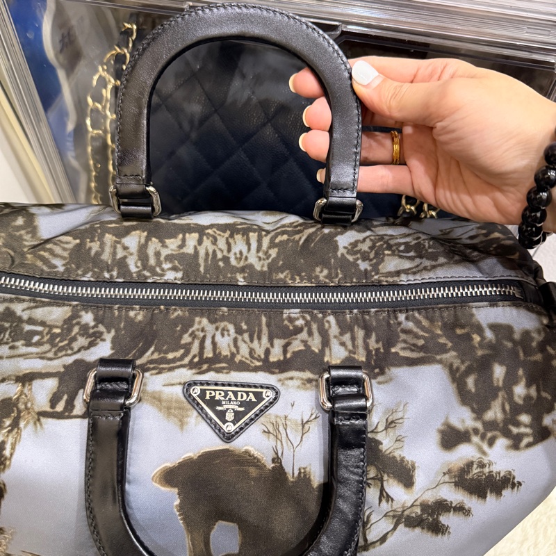 99新✨專櫃款七萬Prada經典黑色尼龍 藝術系列 防磨防潑水 超輕的降落傘布 斜背包 keep all、speedy、波士頓-19