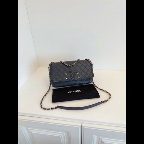 Chanel CC Filigree Flag CF medium