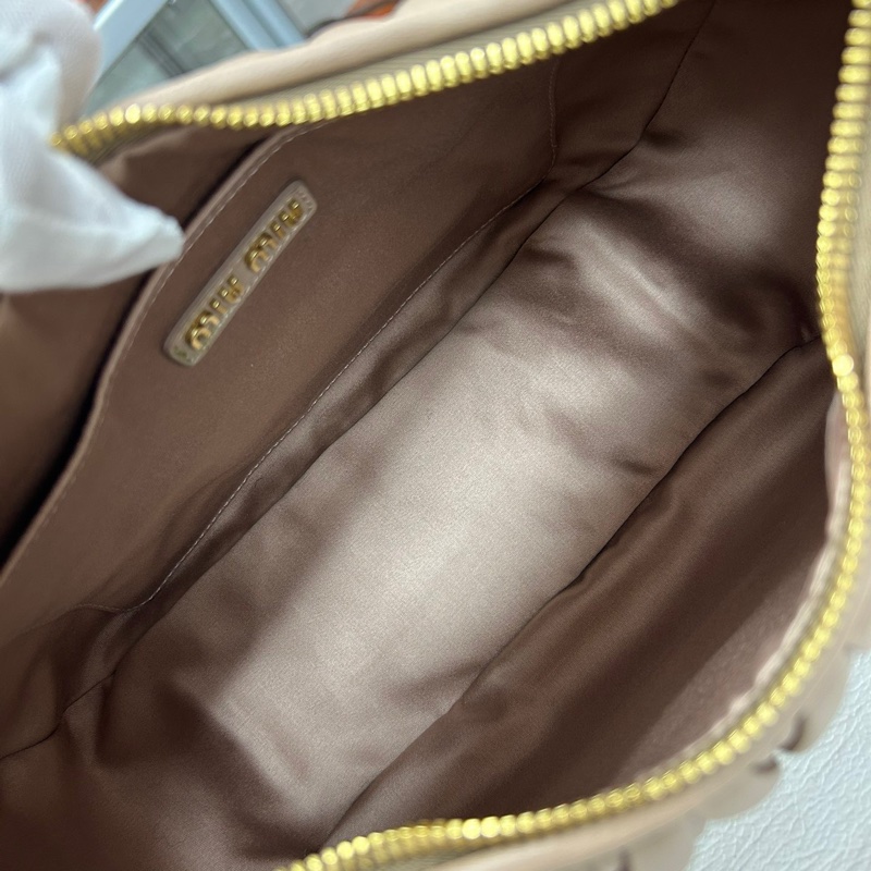 【全新品】Miumiu Wander藕粉色Hobo大號單肩包芯片款-7