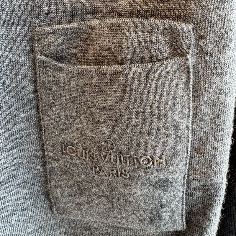 LV灰色前口袋毛衣-2