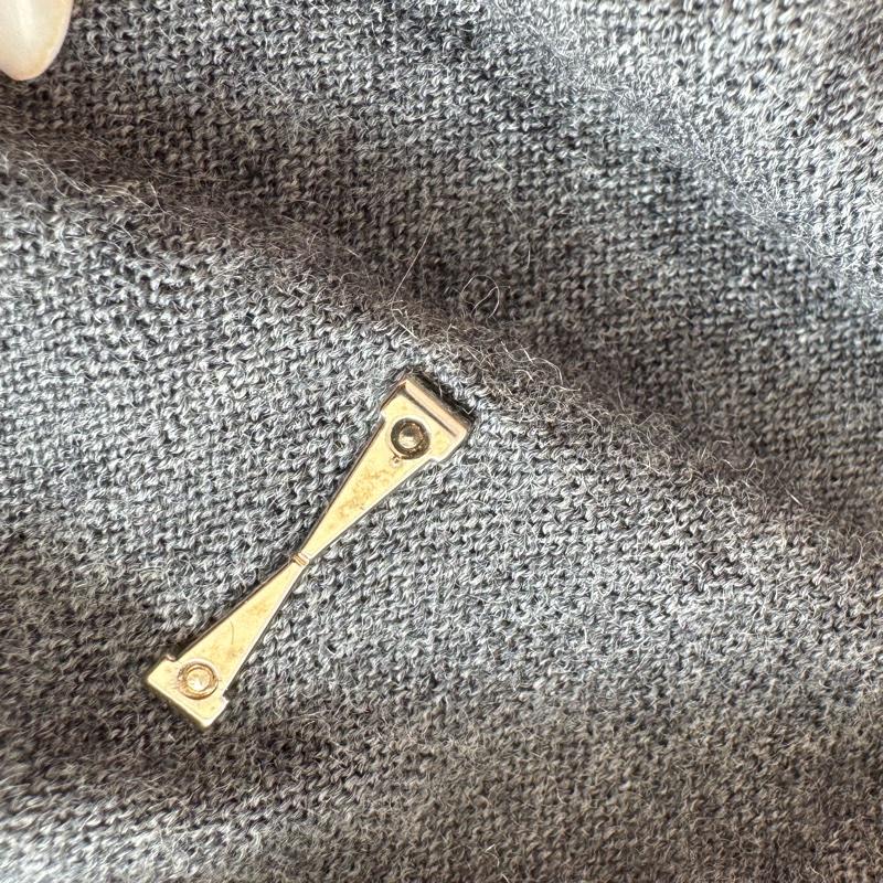 LV灰色前口袋毛衣-16